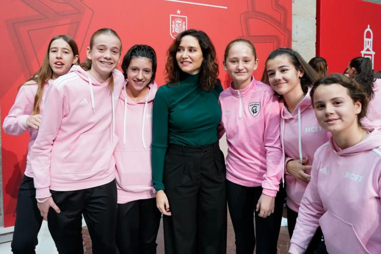 Díaz Ayuso da la bienvenida a los trofeos del Mundial Femenino y la UEFA Nations League: “La historia del fútbol mundial se ha escrito en rojo y gualda”