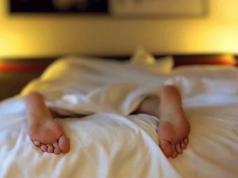 Dormir en paz es posible: La revolución láser de 20 minutos contra el ronquido