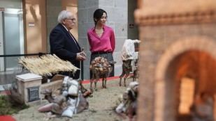 Díaz Ayuso presenta un Belén inspirado en la Huida a Egipto con 60.000 luces