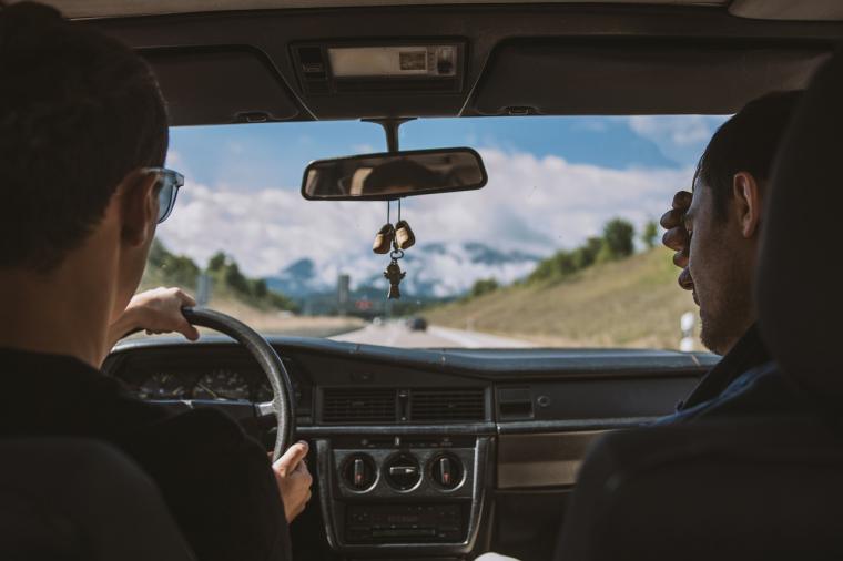 ¿Conducir sólo o acompañado? Esto es lo que más nos molesta de los copilotos