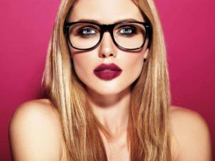 Cómo maquillarte los ojos con gafas y lucir una mirada espectacular