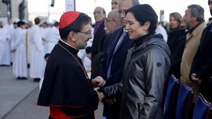 Díaz Ayuso reza por los más vulnerables en la festividad de la Almudena
