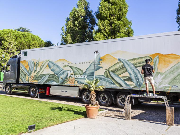 El primer camión convertido en obra de arte cuya pintura contribuye a reducir el impacto ambiental
