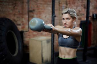 Los mejores ejercicios con kettlebells para empezar a entrenar en casa