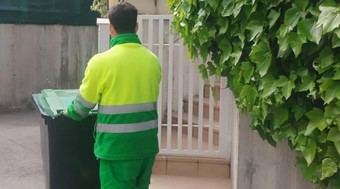 Ayuntamiento distribuye cubos para residuos de jardinería en viviendas unifamiliares