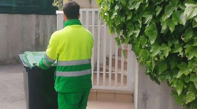 Ayuntamiento distribuye cubos para residuos de jardinería en viviendas unifamiliares