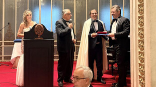Mariano de Paco Serrano recibe premio por su liderazgo cultural en Madrid