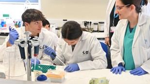 El Hospital Gregorio Marañón recibe a estudiantes para fomentar carreras en salud