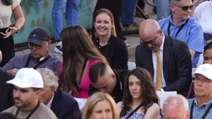 El Papa León XIV recorre el centro de acogida de Cáritas en Madrid
