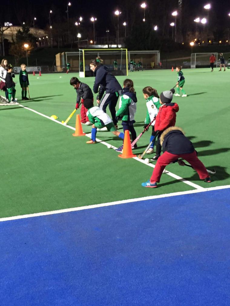 Pozuelo reúne a más de 120 niños en el Torneo de Navidad de hockey hierba