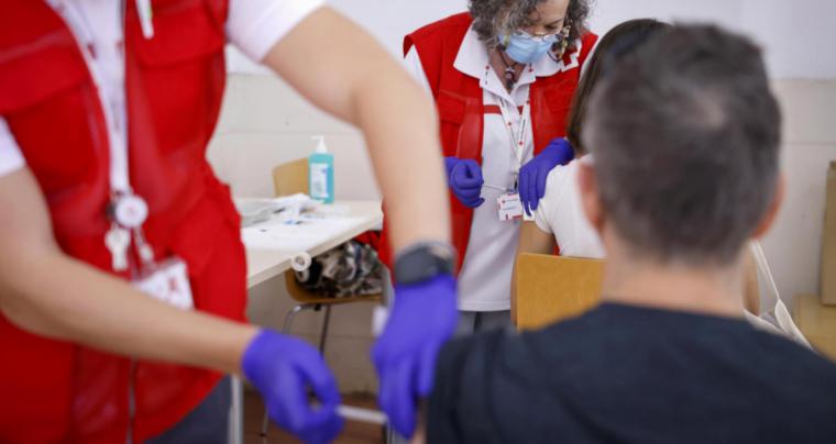 Hoy se inicia la vacunación de gripe y cuarta dosis de COVID a mayores de 60 años y grupos de riesgo