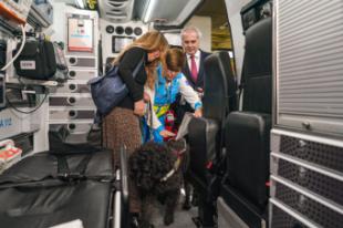 Las ambulancia del SUMMA 112 incorporan el acompañamiento de perros de asistencia en los traslados