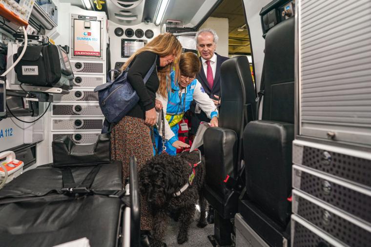 Las ambulancia del SUMMA 112 incorporan el acompañamiento de perros de asistencia en los traslados