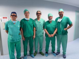 El Dr. Diego González Rivas lidera en Vithas Madrid Aravaca la extirpación de un tumor gigante de 1,3 kilos con 40 años de evolución