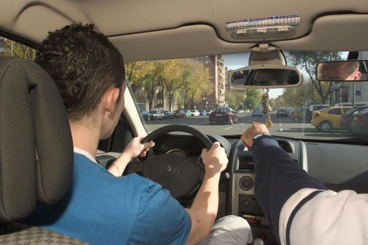 Los vehículos utilizados en el examen de conducir podrán llevar incorporados sistemas de ayuda a la conducción