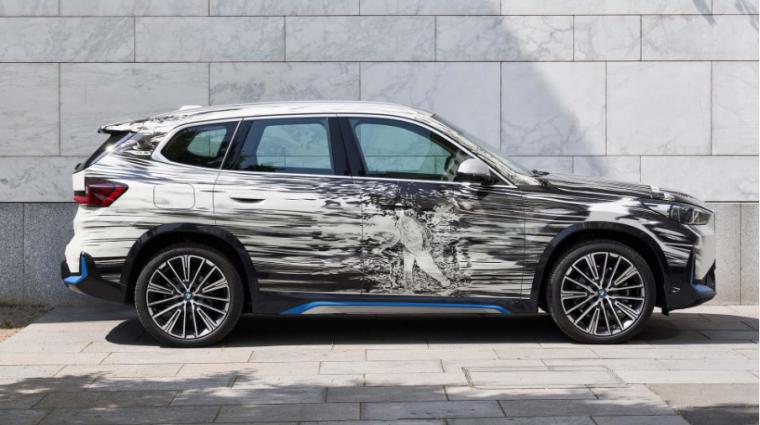 El crossover eléctrico BMW iX1 se convierte en un coche art