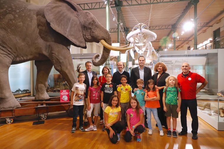 Aguado desayuna con decenas de familias que pasan la noche en el Museo de Ciencias Naturales