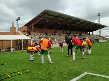 Los jugadores del Pozuelo CF calentando antes del partido