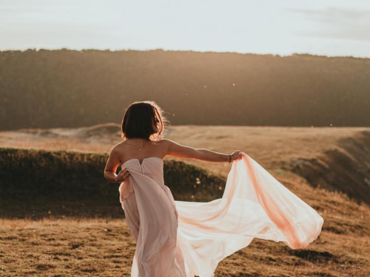 Bodas, bautizos o comuniones: el tratamiento que te ayudará a lucir todo tipo de vestidos (y escotes)