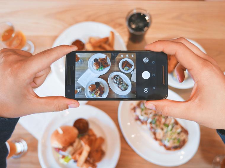 El 70% de los españoles hace fotos a los platos cuando sale a comer fuera