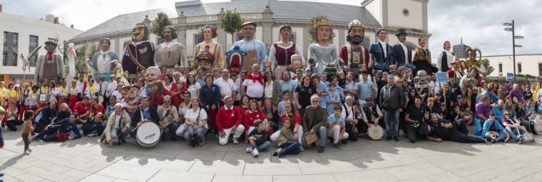 Seis comparsas de Gigantes y Cabezudos de Madrid y Zaragoza visitaron ayer Pozuelo de Alarcón