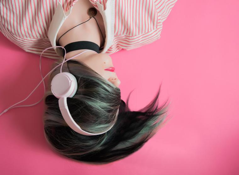 Cómo cuidar tus oídos con el uso de auriculares