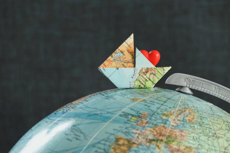El 72 % de los españoles planea viajar este verano y dispara las compras de moda, belleza y hogar