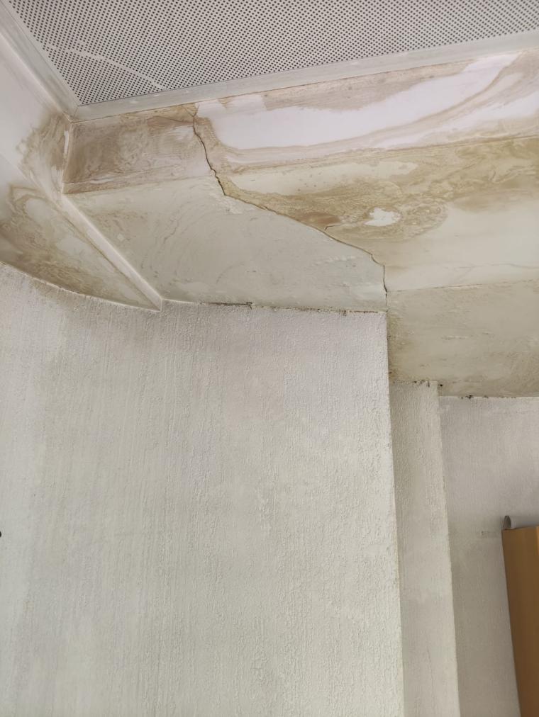 El PSOE denuncia goteras, riesgos y abandono en varios equipamientos públicos de Pozuelo