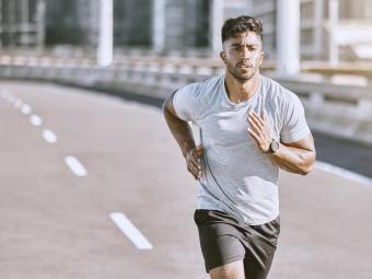 Fitness y calvicie: ¿cómo puede afectar el deporte a tu salud capilar?