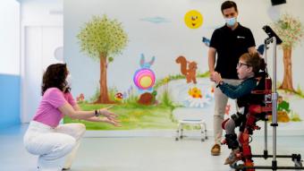 Díaz Ayuso anuncia el uso pionero de exoesqueletos diseñados para la rehabilitación de niños en hospitales públicos de la Comunidad de Madrid