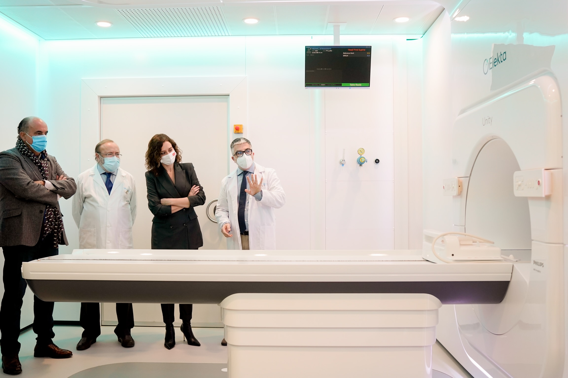 Díaz Ayuso presenta en La Paz el primer sistema de radioterapia de precisión molecular guiada por resonancia magnética para tratar tumores
