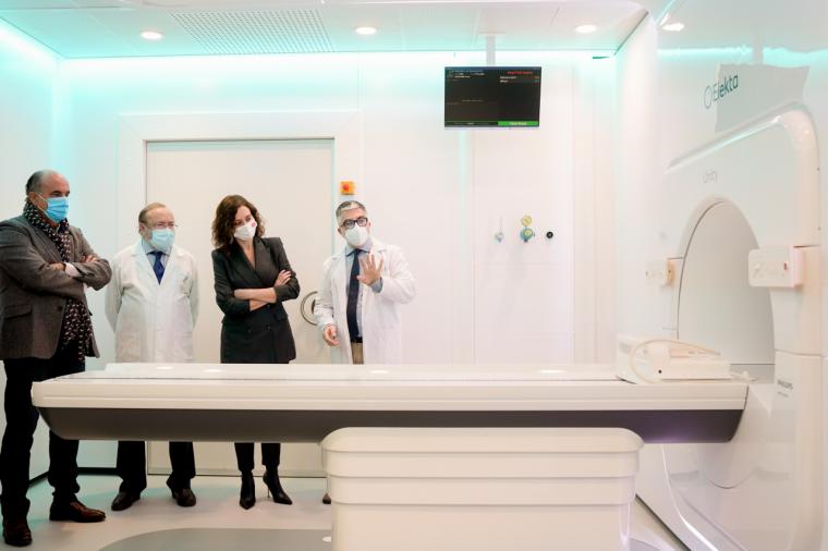 Díaz Ayuso presenta en La Paz el primer sistema de radioterapia de precisión molecular guiada por resonancia magnética para tratar tumores