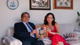 Díaz Ayuso reconoce a Alfonso Ussía con el Premio de Cultura 2025 en Literatura