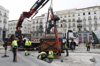 La estatua del Oso y el Madroño, trasladada a su nueva ubicación en la Puerta del Sol