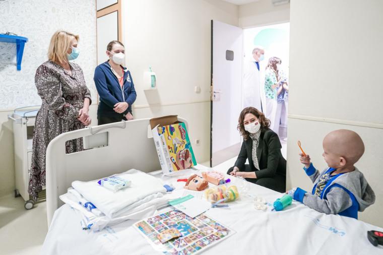 Díaz Ayuso ha acudido hoy al Hospital Infantil Universitario Niño Jesús para conocer el estado de los 24 niños ucranianos enfermos de cáncer