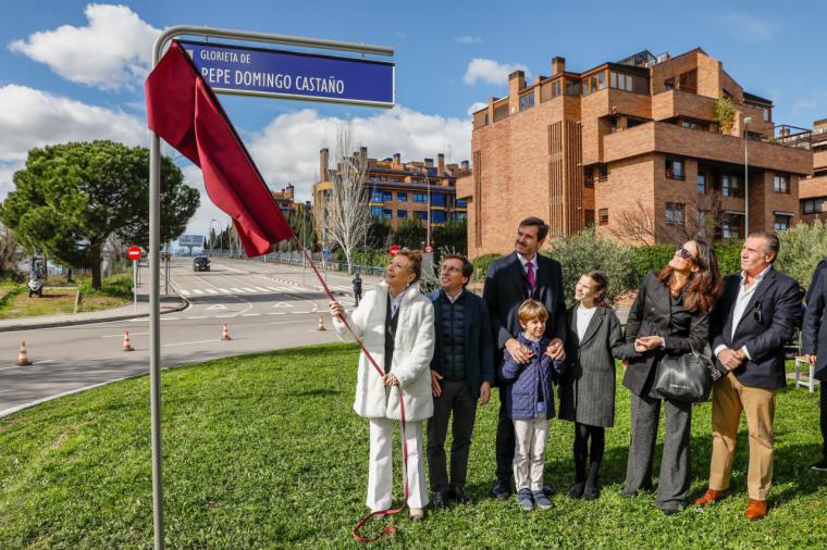 Descargar6495 Kbytes La esposa de Pepe Domingo Castaño descubre la placa en la glorieta que lleva su nombre