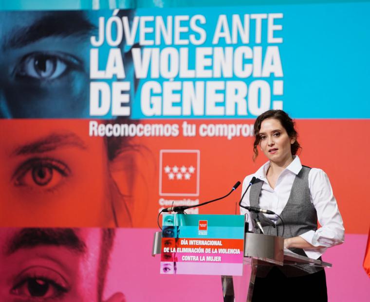 Díaz Ayuso llama a hacer un frente común de hombres y mujeres para “combatir la tiranía” en redes sociales y evitar que las jóvenes se conviertan en víctimas