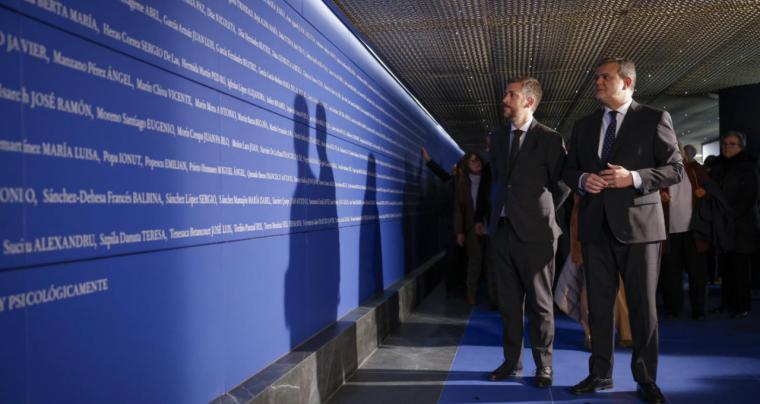 La Comunidad de Madrid ilumina el cielo de Atocha con un haz de luz azul en homenaje a las víctimas de los atentados del 11 de marzo de 2004