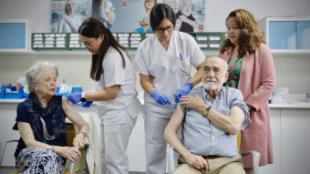 La consejera de Sanidad, en el Centro de Salud Somosaguas: “La vacuna es la herramienta más eficaz para prevenir las infecciones, sus complicaciones y hospitalizaciones”.