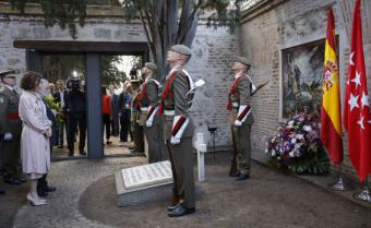 Díaz Ayuso preside la ofrenda floral a los Héroes del 2 de Mayo en el cementerio de la Florida