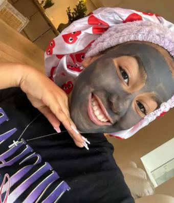 North West (10 años) hija de Kim Kardashian y Kanye West, con una mascarilla facial.  Foto publicada en su perfil de Instagram, el 7 de marzo de 2024.