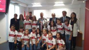 La Comunidad homenajea a la Selección Madrileña de Fútbol Sala Femenino Sub - 12