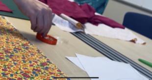 Pozuelo acoge los primeros talleres que transforman telas usadas en accesorios únicos, liderados por dos hermanas emprendedoras de la localidad