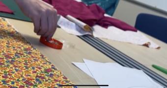 Pozuelo acoge los primeros talleres que transforman telas usadas en accesorios únicos, liderados por dos hermanas emprendedoras de la localidad