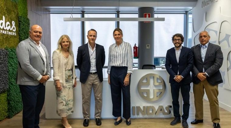 La alcaldesa de Pozuelo celebra el 75 aniversario del laboratorio INDAS en su visita a la sede