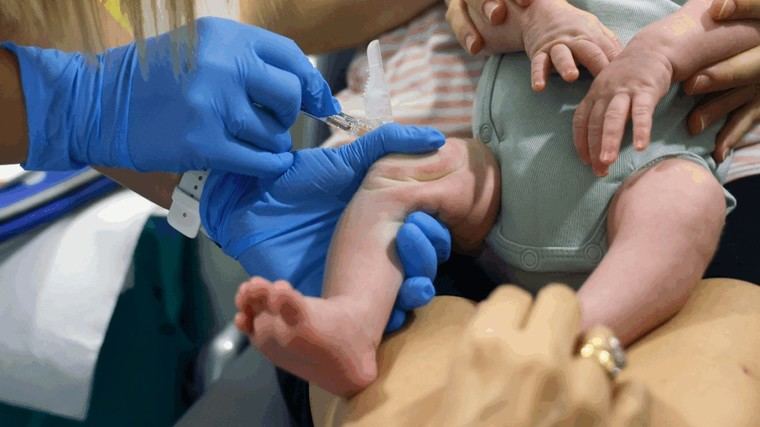 Madrid inicia la cita previa para vacunar a 50.000 bebés contra el VRS