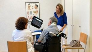 La Comunidad de Madrid ofrece tecnología de comunicación gratuita para pacientes con ELA y enfermedades neuromotoras