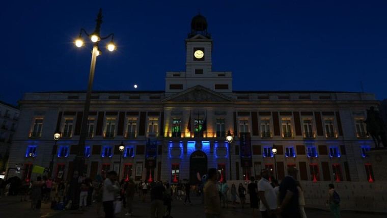 Madrid muestra solidaridad con Venezuela iluminando su emblemático edificio en colores de la bandera