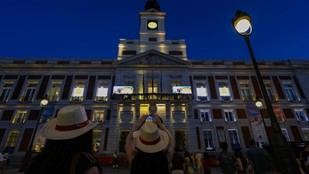 Madrid ilumina la Real Casa de Correos en honor al Papa León XIV