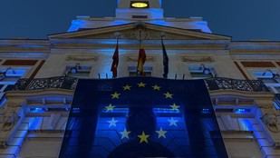 Madrid ilumina la Real Casa de Correos en azul por el Día de Europa